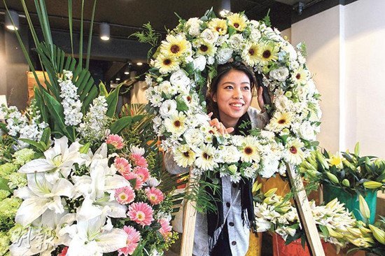香港一花店老板娘带领殡仪新风研发卡通花牌